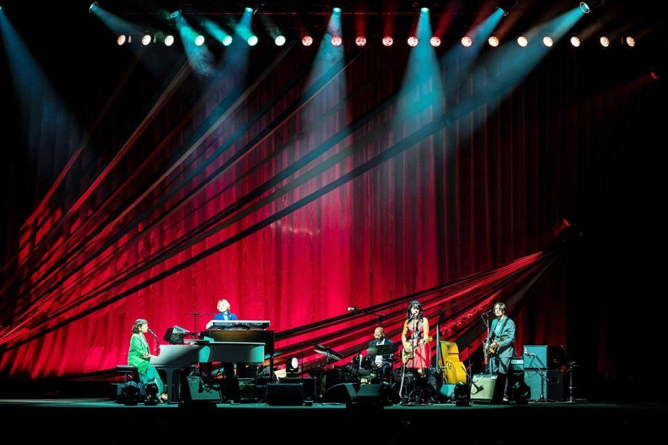 　３年ぶり６回目の来日公演を行ったノラ・ジョーンズ（左端）（写真：土居政則）