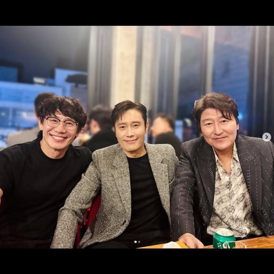 　イ・ビョンホンの公式インスタグラム＠ｂｙｕｎｇｈｕｎ０７１２より（左から）シン・ハギュン、イ・ビョンホン、ソン・ガンホ