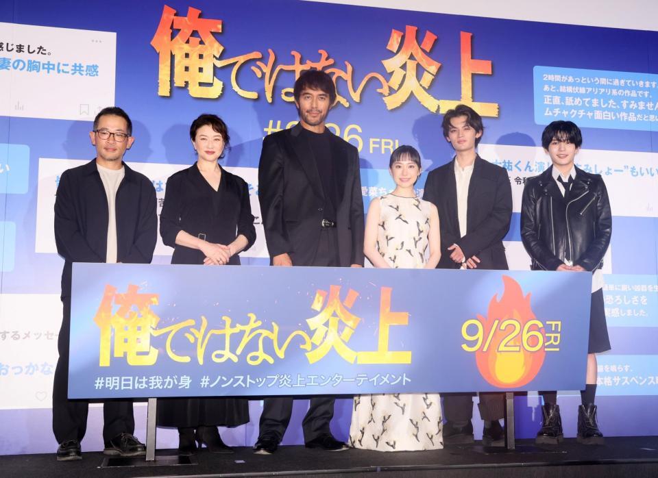 　イベントに登壇した（左から）山田篤宏監督、夏川結衣、阿部寛、芦田愛菜、藤原大祐、長尾謙杜（撮影・石井剣太郎）