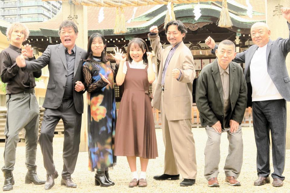 　ヒット祈願に出席した（右から）山本浩之アナ、桂南光、波岡一喜、澤井梨丘、三倉茉奈、赤井英和、桐生麻耶