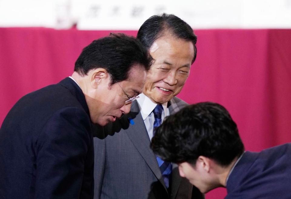 　自民党総裁選の所見発表演説会の会場に入った岸田前首相（左）と麻生最高顧問＝２２日