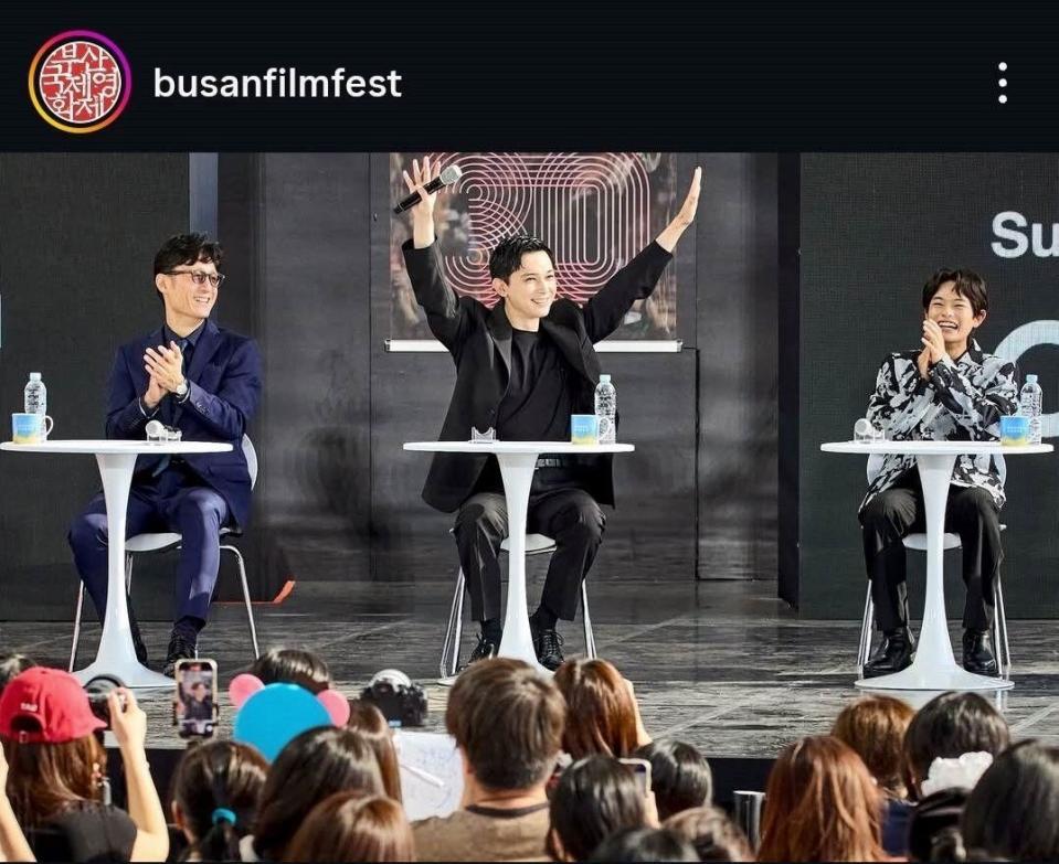 　釜山国際映画祭の公式インスタグラム＠ｂｕｓａｎｆｉｌｍｆｅｓｔより　韓国のファンに笑顔で答える吉沢亮（中央）