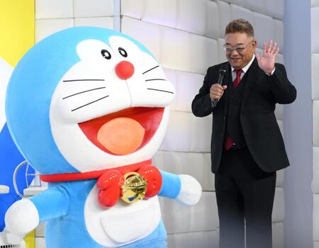 　ドラえもんと仲良く降壇するサンドウィッチマン・伊達みきお（撮影・伊藤笙子）