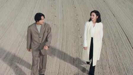 　磯村勇斗（左）と池田エライザ