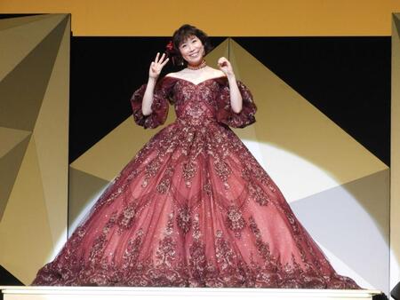 　ドレス姿で３０周年のポーズを決める水森かおり