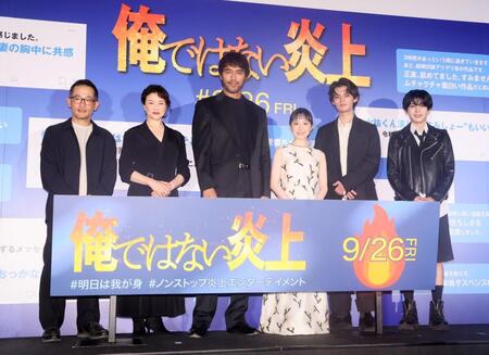 　イベントに登壇した（左から）山田篤宏監督、夏川結衣、阿部寛、芦田愛菜、藤原大祐、長尾謙杜（撮影・石井剣太郎）