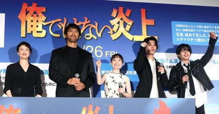 　公開前日祭に登場した（左から）夏川結衣、阿部寛、芦田愛菜、藤原大祐、長尾謙杜（撮影・石井剣太郎）