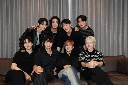 　夢の数々を語ったＡＴＥＥＺの（前列左から）ＹＵＮＨＯ、ＳＥＯＮＧＨＷＡ、ＨＯＮＧＪＯＯＮＧ、ＹＥＯＳＡＮＧ（後列同）ＷＯＯＹＯＵＮＧ、ＭＩＮＧＩ、ＳＡＮ、ＪＯＮＧＨＯ（撮影・佐々木彰尚）