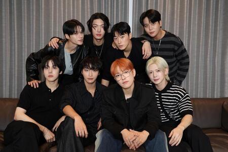 　夢の数々を語ったＡＴＥＥＺの（前列左から）ＹＵＮＨＯ、ＳＥＯＮＧＨＷＡ、ＨＯＮＧＪＯＯＮＧ、ＹＥＯＳＡＮＧ（後列同）ＷＯＯＹＯＵＮＧ、ＭＩＮＧＩ、ＳＡＮ、ＪＯＮＧＨＯ（撮影・佐々木彰尚）