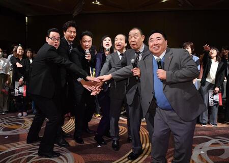 　共演者たちと円陣を組み手を重ねる天海祐希（中央）。左から鈴木浩介、速水もこみち、田中哲司、右から塚地武雅、でんでん、小日向文世（撮影・開出牧）