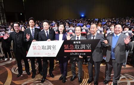 　大勢のファンをバックに笑顔の（左から）鈴木浩介、速水もこみち、田中哲司、天海祐希小日向文世、でんでん、塚地武雅（撮影・開出牧）