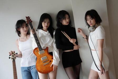 　ＱＷＥＲの公式Ｘ＠ｏｆｆｉｃｉａｌ＿ＱＷＥＲより　元ＮＭＢ４８の李始燕（右端）が所属するバンド・ＱＷＥＲ