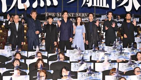 　観客席から手を振る（左から）笹野高史、江口洋介、津田健次郎、大沢たかお、上戸彩、中村蒼、渡邊圭祐、芳野耕平監督（撮影・持木克友）