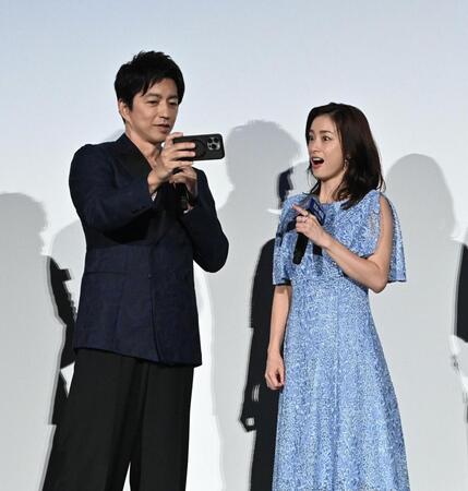 　大沢たかお（左）の撮影したオーロラの写真に驚きの表情を見せる上戸彩（撮影・持木克友）