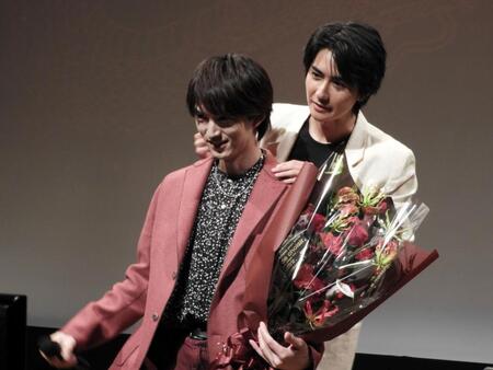　和田雅成（左）にネックレスをつけてあげる高橋大翔