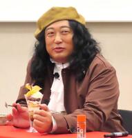 　「ジョイフル」新作パフェを食べ感激の表情を浮かべるロバート・秋山竜次