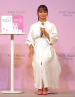 　新ＣＭ発表会に出席し新商品をＰＲする多部未華子