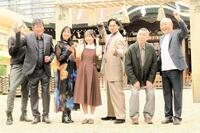 　ヒット祈願に出席した（右から）山本浩之アナ、桂南光、波岡一喜、澤井梨丘、三倉茉奈、赤井英和、桐生麻耶