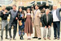 　ヒット祈願に出席した（左から）桐生麻耶、赤井英和、三倉茉奈、澤井梨丘、波岡一喜、桂南光、山本浩之アナ