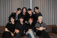 　夢の数々を語ったＡＴＥＥＺの（前列左から）ＹＵＮＨＯ、ＳＥＯＮＧＨＷＡ、ＨＯＮＧＪＯＯＮＧ、ＹＥＯＳＡＮＧ（後列同）ＷＯＯＹＯＵＮＧ、ＭＩＮＧＩ、ＳＡＮ、ＪＯＮＧＨＯ（撮影・佐々木彰尚）