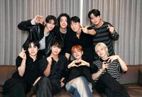 　ファンに向けてハートポーズを決めるＡＴＥＥＺ（撮影・佐々木彰尚）