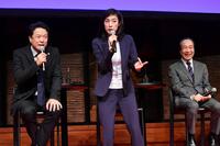 　イベントでトークする天海祐希（中央）。左は田中哲司、右は小日向文世（撮影・開出牧）