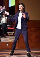 　イベントに登場し、ファンに手を振る天海祐希（撮影・開出牧）