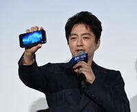 　撮影したオーロラの写真を見せる大沢たかお（撮影・持木克友）