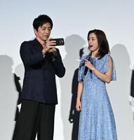 　大沢たかお（左）の撮影したオーロラの写真に驚きの表情を見せる上戸彩（撮影・持木克友）