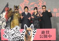 　映画「オリバーな犬、（Ｇｏｓｈ！！）　このヤロウ　ＭＯＶＩＥ」の初日舞台あいさつに出演した（左から）オダギリジョー、池松壮亮、麻生久美子、永瀬正敏