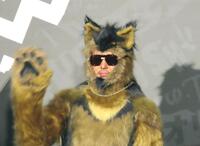 　映画「オリバーな犬、（Ｇｏｓｈ！！）　このヤロウ　ＭＯＶＩＥ」の初日舞台あいさつにオリバー犬に扮（ふん）したオダギリジョー