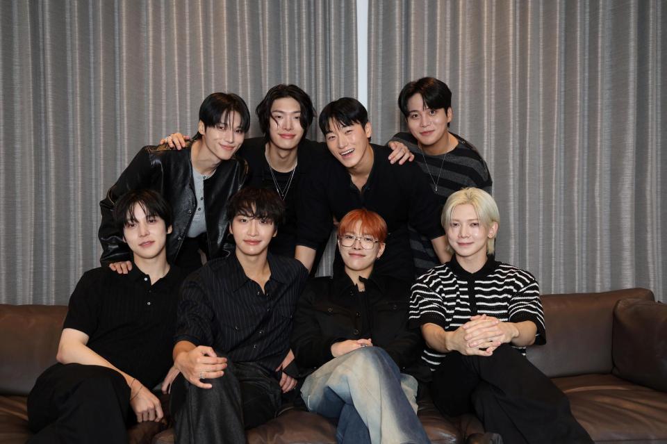 　夢の数々を語ったＡＴＥＥＺの（前列左から）ＹＵＮＨＯ、ＳＥＯＮＧＨＷＡ、ＨＯＮＧＪＯＯＮＧ、ＹＥＯＳＡＮＧ（後列同）ＷＯＯＹＯＵＮＧ、ＭＩＮＧＩ、ＳＡＮ、ＪＯＮＧＨＯ（撮影・佐々木彰尚）