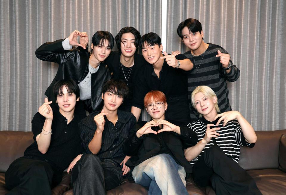 　ファンに向けてハートポーズを決めるＡＴＥＥＺ（撮影・佐々木彰尚）