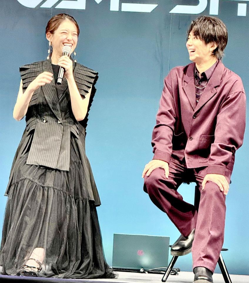 　笑顔でトークする松村沙友理（左）と北山宏光