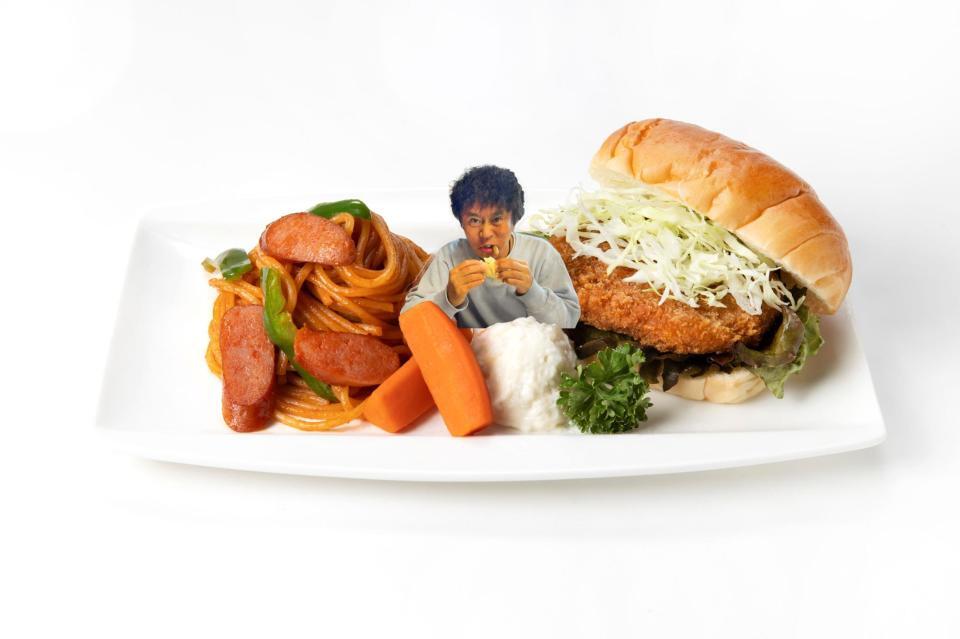 　浜田雅功初の個展「空を横切る飛行雲」のコラボカフェメニュー「普通でええねんコロッケサンド」