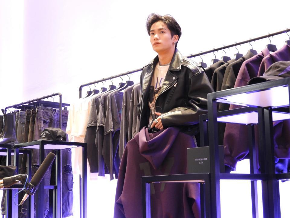 　「１７」とプリントされたフーディーを手にする川村壱馬