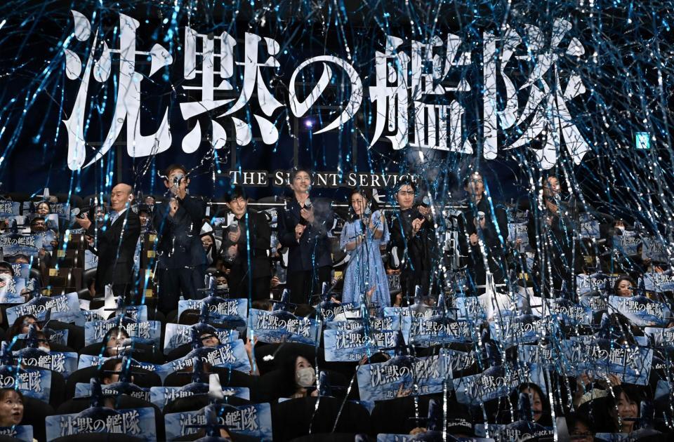 　全門発射の掛け声でハンドキャノンを撃つ（左から）笹野高史、江口洋介、津田健次郎、大沢たかお、上戸彩、中村蒼、渡邊圭祐、芳野耕平監督（撮影・持木克友）