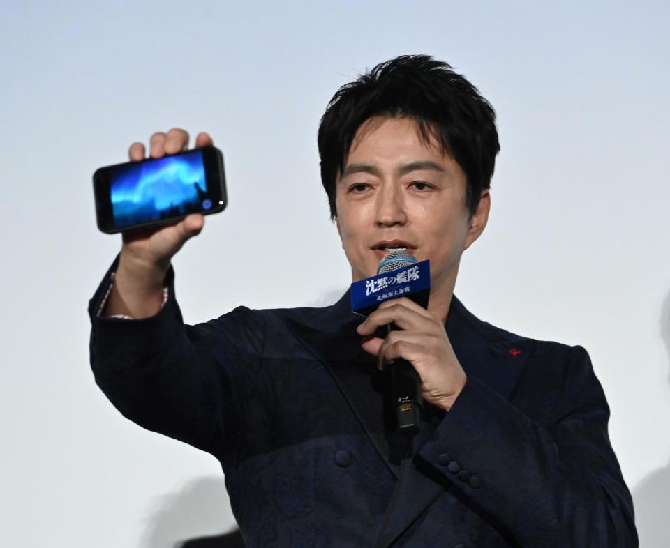 　撮影したオーロラの写真を見せる大沢たかお（撮影・持木克友）