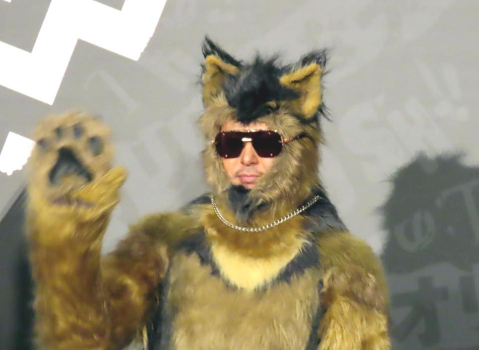 　映画「オリバーな犬、（Ｇｏｓｈ！！）　このヤロウ　ＭＯＶＩＥ」の初日舞台あいさつにオリバー犬に扮（ふん）したオダギリジョー