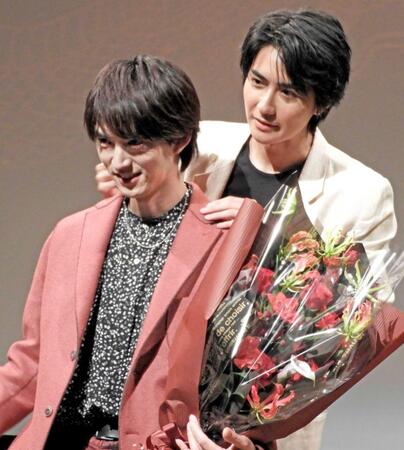 　和田雅成（左）にネックレスをつける高橋大翔