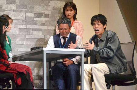 　熱演する原嘉孝（右端）