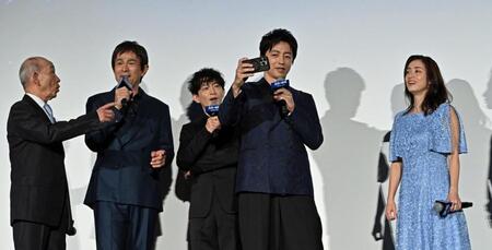 　大沢たかおの撮影したオーロラの写真に盛り上がる（左から）笹野高史、江口洋介、津田健次郎と上戸彩（右）＝撮影・持木克友