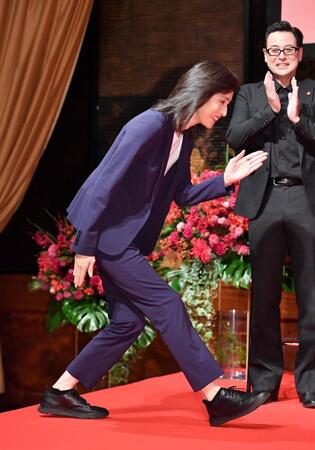 　ファン感謝イベントに登場した天海祐希（手前）。後方は共演者の鈴木浩介（撮影・開出牧）