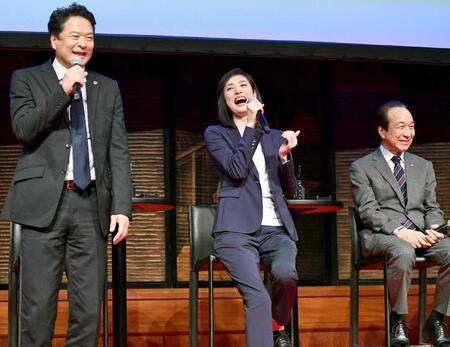 　田中哲司（左）に控室の姿を暴露され、笑う天海祐希（中央）。右は小日向文世（撮影・開出牧）