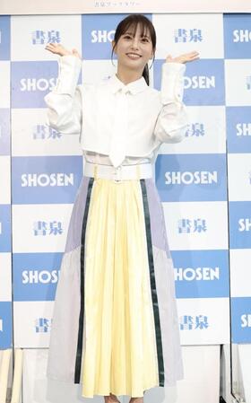 　手を振る林祐衣（撮影・吉澤敬太）