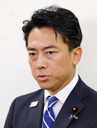 　記者団の取材に応じ、自民党総裁選の配信動画へのコメント投稿問題について答えた小泉農相