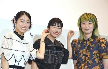 　映画「サラバ、さらんへ、サラバ」の公開記念舞台あいさつに登場した（左から）碧木愛莉、蒔田彩珠、洪先恵監督