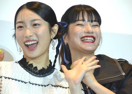 　映画「サラバ、さらんへ、サラバ」の公開記念舞台あいさつでおどける碧木愛莉（左）と蒔田彩珠