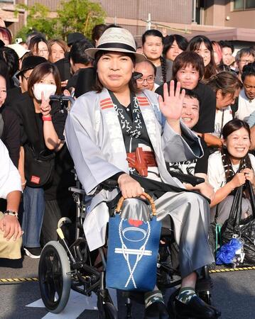 　「秦野たばこ祭」に集まったファンを背に手を振るＬＵＮＡ　ＳＥＡ・真矢（撮影・開出牧）