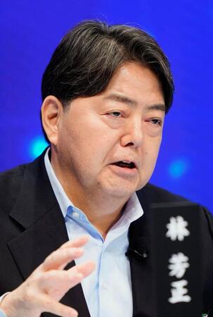 　自民党総裁選の討論イベントに出演し、発言する林官房長官